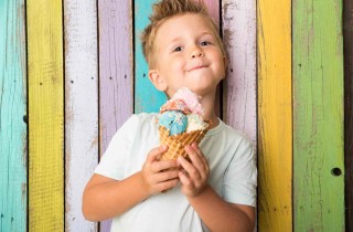 Come togliere le macchie di gelato al cioccolato da scarpe e vestiti