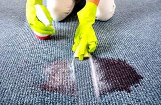 Moquette macchiata, come pulirla in modo efficace senza scolorirla
