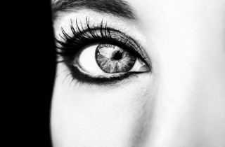 Come si usa il primer occhi al silicone per attenuare le rughe