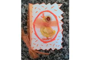 Come fare un grazioso biglietto di auguri con il cartoncino e il punto a croce