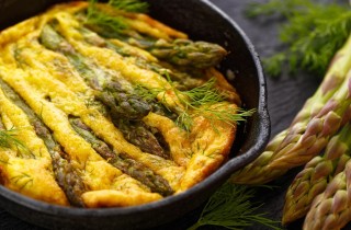La frittata di patate e asparagi, piatto primaverile gustoso e nutriente