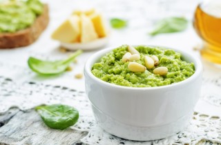 Pesto di spinaci, la ricetta veloce per condire la pasta in modo sano e leggero