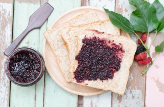 Marmellate senza zucchero: come fare la confettura di gelsi rossi e neri in casa