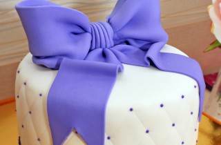 Fiocco in pasta di zucchero fai da te, come usarlo per decorare le torte