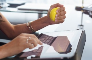 Oggetti antistress, fidget spinner e altri 6 gadget per rilassarsi