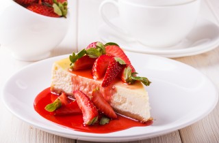 Dolci estivi senza cottura, la torta fredda con mascarpone e fragole