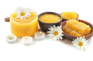 Scrub viso fatto in casa, la ricetta semplice con zucchero e miele