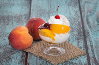 Pesca Melba, la ricetta originale del dessert con frutta e gelato