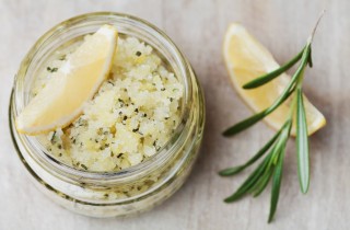 Come preparare la pelle all'abbronzatura con lo scrub corpo fatto in casa