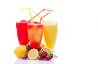 Come fare una granita al limone e fragole per una pausa rinfrescante