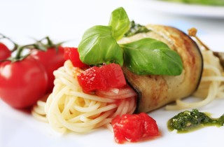 Melanzane ripiene di pasta, la ricetta facile degli involtini