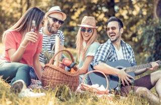 Giornata mondiale dell’amicizia 2017, le poesie più belle per sorprendere gli amici