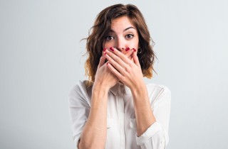 Le cause dell'alito cattivo e i rimedi naturali migliori per combatterlo