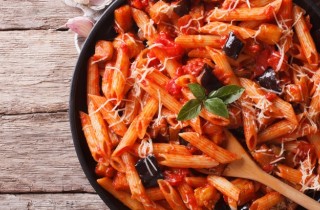 Pasta e melanzane al forno, la ricetta con la provola filante