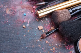 Come lavare i pennelli del trucco per averli come nuovi, il video tutorial facile da seguire