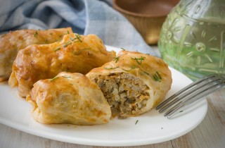 Involtini di verza, la ricetta con carne macinata e vino bianco