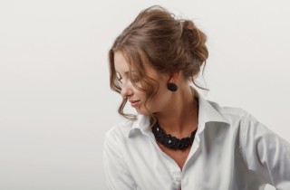 Come indossare la camicia bianca in 7 look giorno e sera