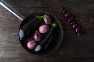 Come cucinare le melanzane in padella per un contorno delizioso