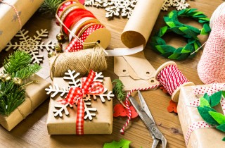 Riciclo creativo di Natale, come riutilizzare in modo originale i materiali delle feste