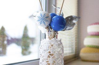 Addobbi natalizi fai da te all’uncinetto, come fare un coprivaso e 3 idee per decorarlo