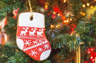 Biscotti a forma di calza della Befana, 7 decorazioni sfiziose con la pasta di zucchero e la ghiaccia reale
