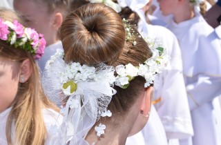Acconciature bimba per prima comunione: idee facili da realizzare in casa