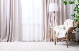 Come lavare le tende ingiallite dal fumo per farle tornare splendenti