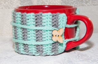 Regali di San Valentino fai da te, il copritazza all'uncinetto che si fa a occhi chiusi