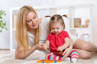 Nonni o babysitter, pro e contro di questa difficile scelta