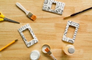 Decorare le placche degli interruttori, come renderle originali con il decoupage