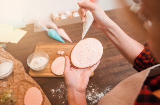 Decorare le torte con la pasta di zucchero, 5 idee allegre con le lettere