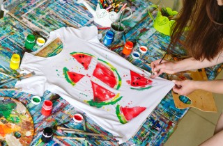 T-shirt di tendenza 2018: magliette decorate e con scritte fai da te