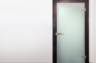 Come pulire i vetri satinati delle porte  per averli luminosi e igienizzati
