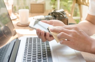 Come pulire lo schermo dello smartphone alla perfezione