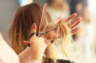 Psicologia, perché tagliare i capelli può far bene all’umore?