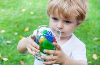 Come dipingere con i cubetti di ghiaccio e divertirsi con i bambini