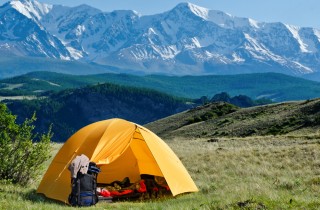 Vacanze in tenda, cosa non deve mancare nella tua valigia
