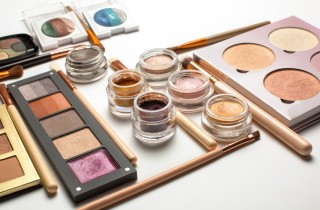 Come usare gli ombretti perlati al posto dell'illuminante nel trucco