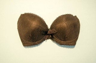 Reggiseno invisibile fai da te, le soluzioni per i vestiti scollati