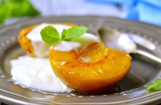 Pesche caramellate: come farle in padella in modo facile e veloce