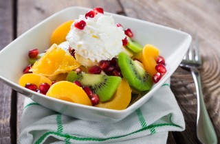 Macedonia di frutta estiva: come prepararla con e senza gelato