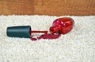 Come togliere lo smalto dai tessuti facilmente