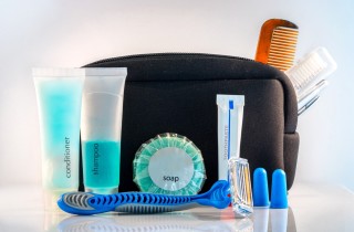 Viaggio in aereo: cosa mettere nel beauty case se si ha solo il bagaglio a mano