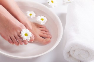 Pediluvio per piedi gonfi: come farlo per avere sollievo immediato