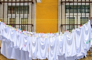 Come togliere le macchie gialle dalla biancheria per continuare a indossarla