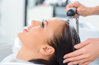 Come utilizzare l' acqua di riso fermentata per avere capelli più lucidi e setosi