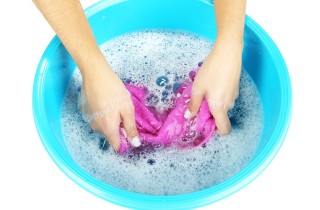 Come si lava a mano una maglietta: le regole per una pulizia efficace