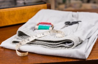 Come mettere l'elastico nei pantaloni o nella gonna con una spilla da balia