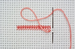 Alfabeto punto croce: i consigli per ricamare i nomi per gli accessori scolastici