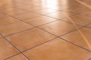 Come pulire le fughe dei pavimenti in cotto e delle piastrelle in gres